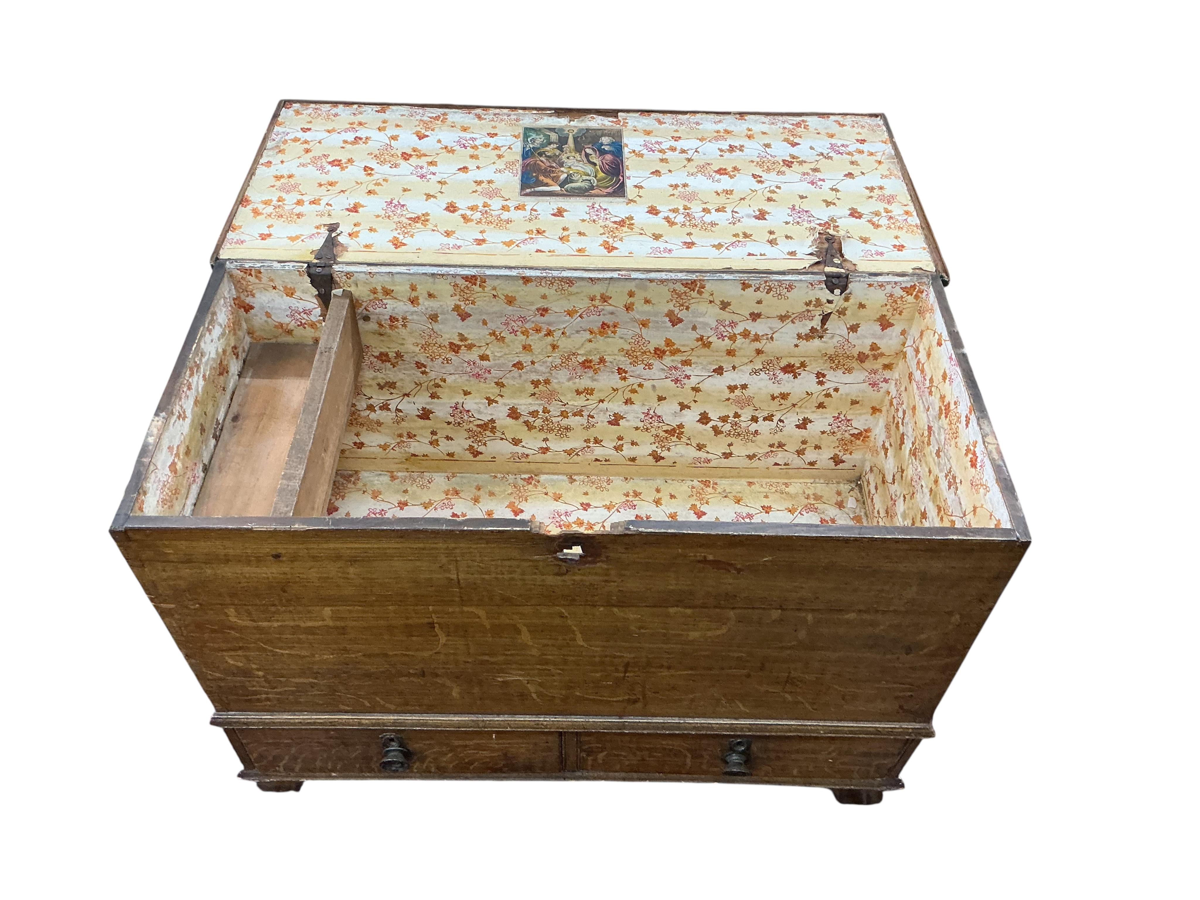 A small early 19th century pine mule chest with painted simulated grain, width 92cm, depth 41cm, height 67cm
